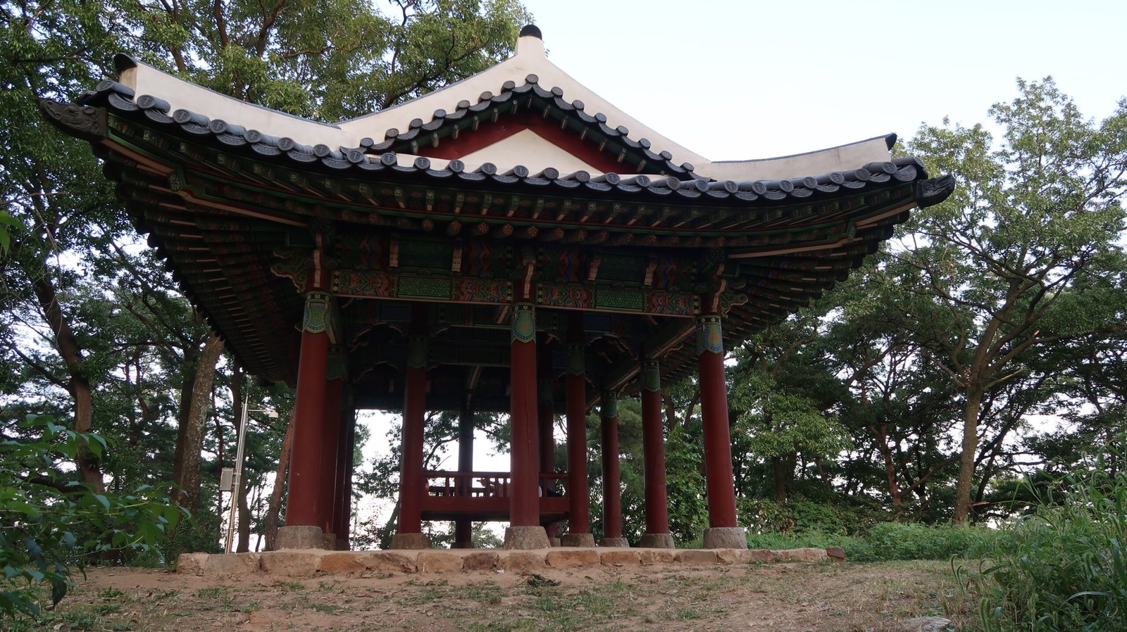 韓國京畿道烏山市獨山城世馬臺韓屋八作屋頂涼亭與松林