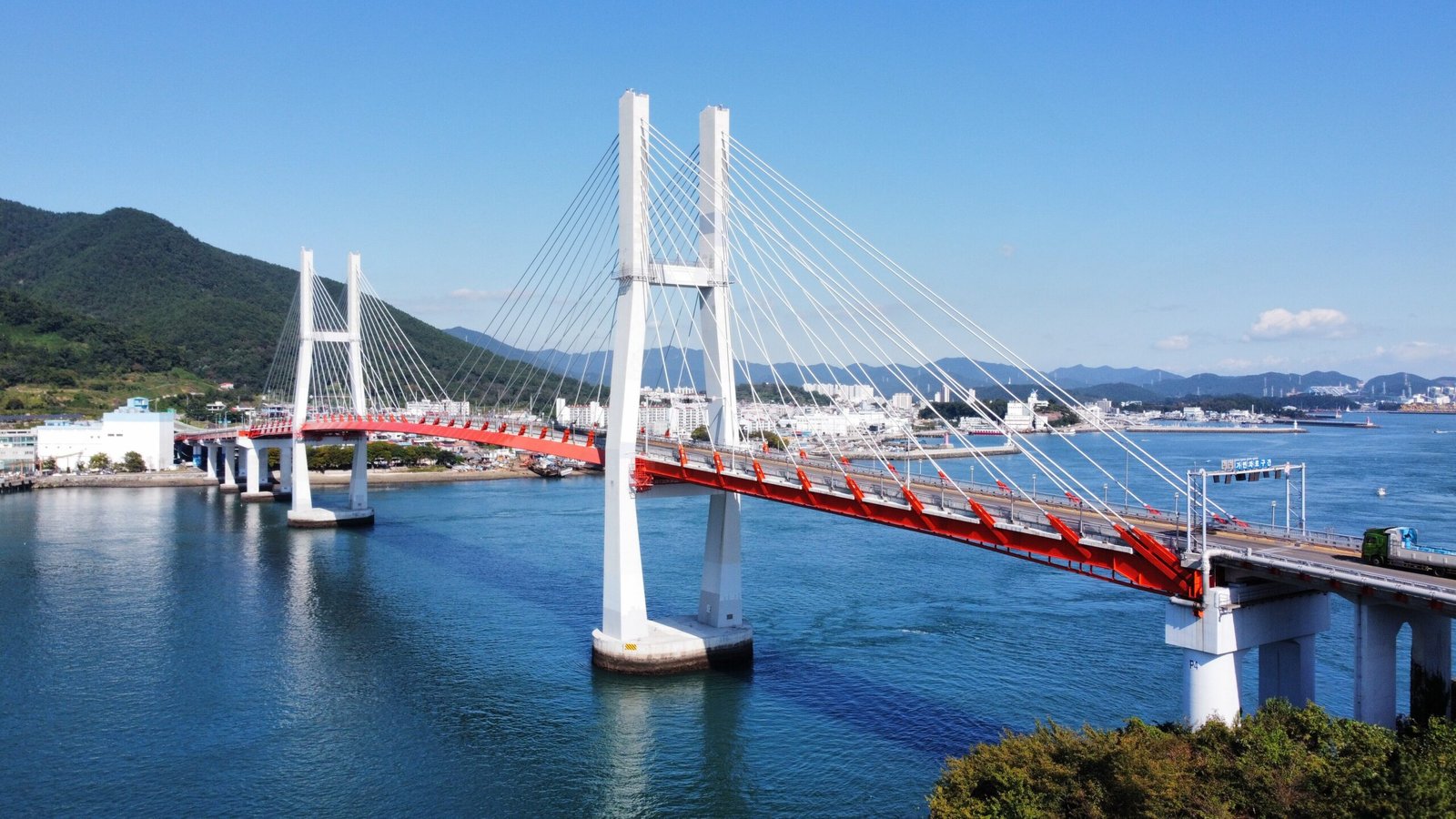 韓國慶南泗川昌善三千浦大橋白色斜張橋跨越南海