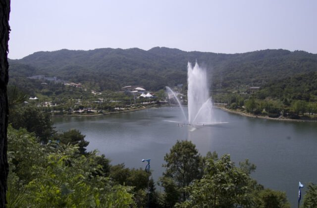 韓國京畿道利川雪峰公園雪峰湖噴泉與雪峰山