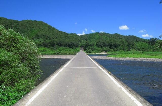 四萬十川的沈下橋橋面，沒有欄杆、路幅狹窄，兩側就是河水