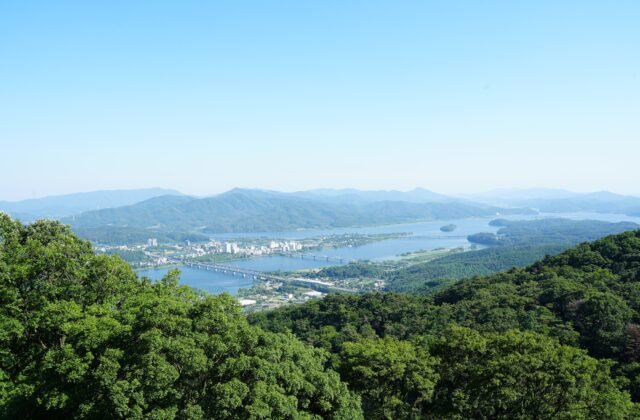 韓國京畿道南楊州雲吉山水鐘寺俯瞰北漢江兩水頭