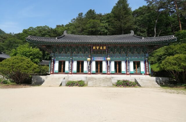 韓國江原道洪川孔雀山壽陀寺圓通寶殿