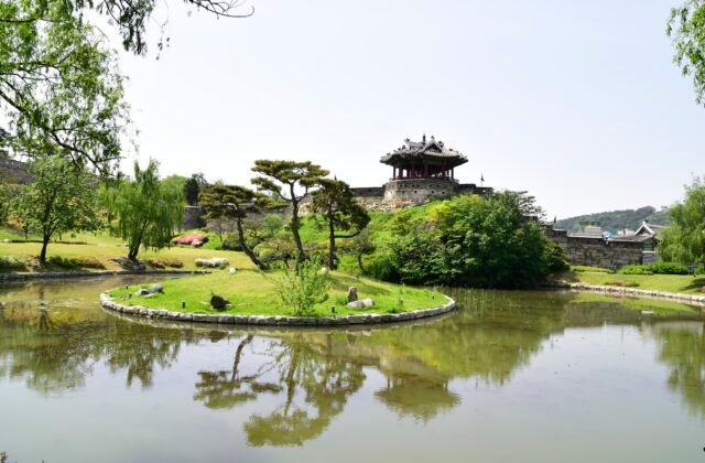 水原華城訪花隨柳亭立於龍淵池畔岩上、世界遺產城郭