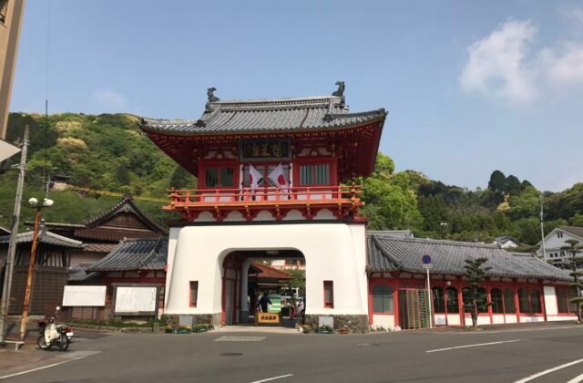武雄溫泉朱紅樓門，辰野金吾設計的龍宮造溫泉門