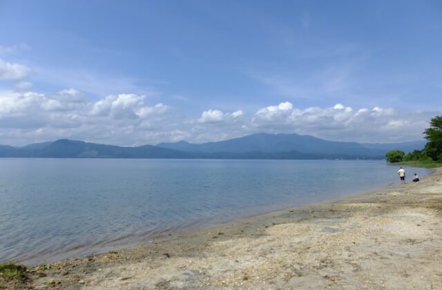 田澤湖湛藍湖面與遠方的秋田駒ヶ岳