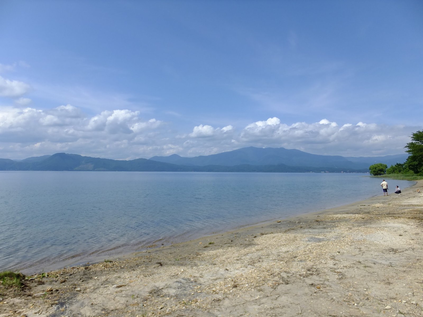 田澤湖湛藍湖面與遠方的秋田駒ヶ岳