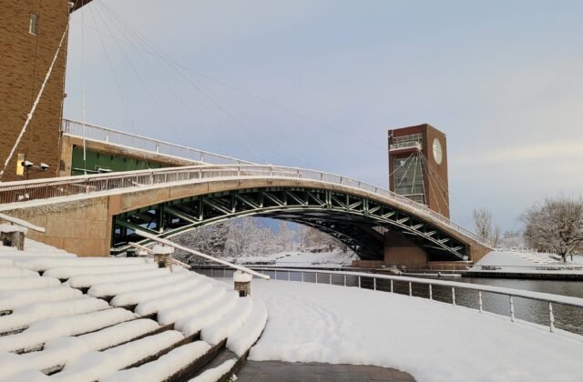 富岩運河環水公園の天門橋と展望塔・雪景
