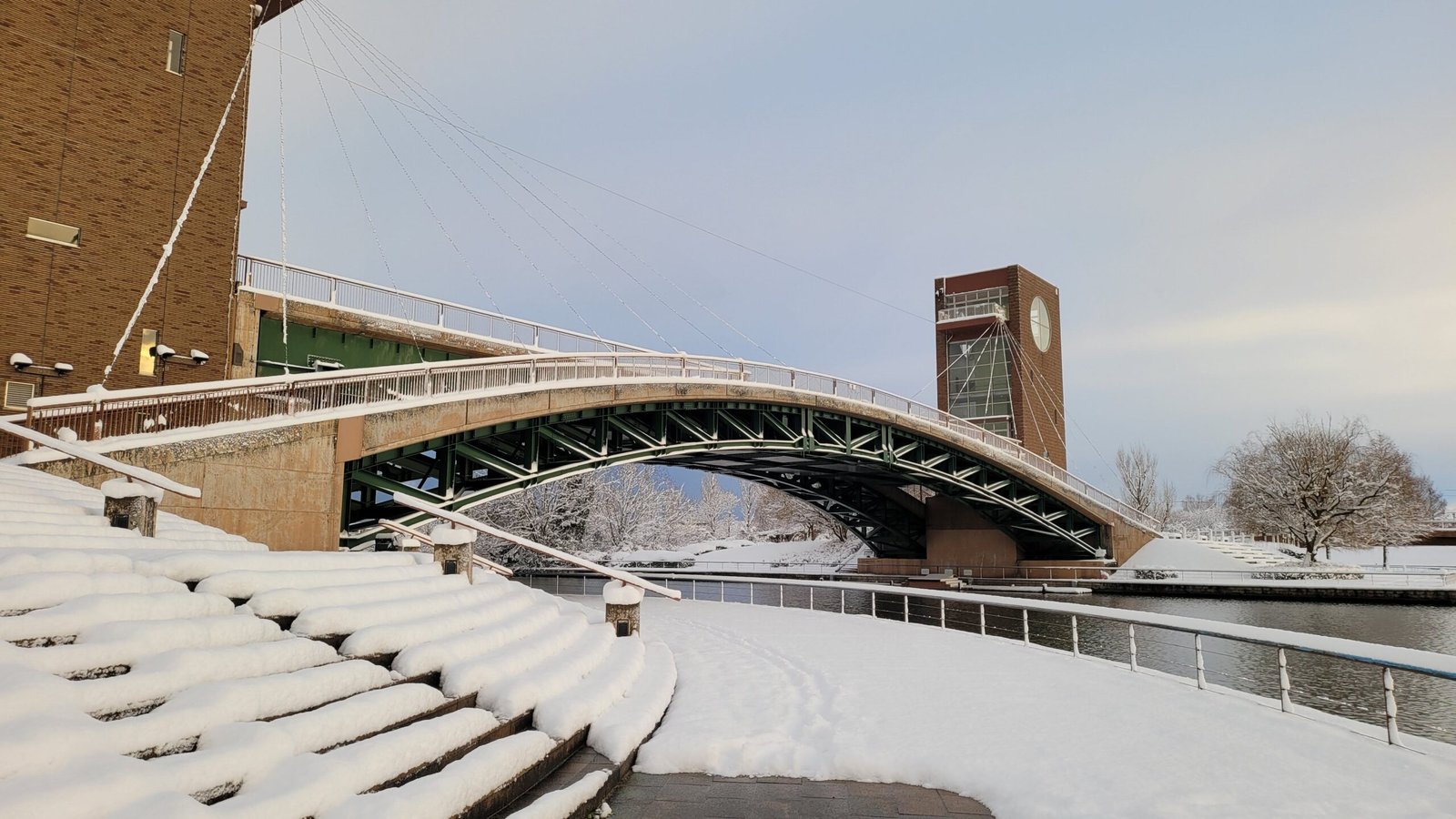 富岩運河環水公園の天門橋と展望塔・雪景