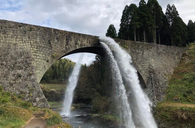 日本熊本縣山都町通潤橋石造水路橋放水