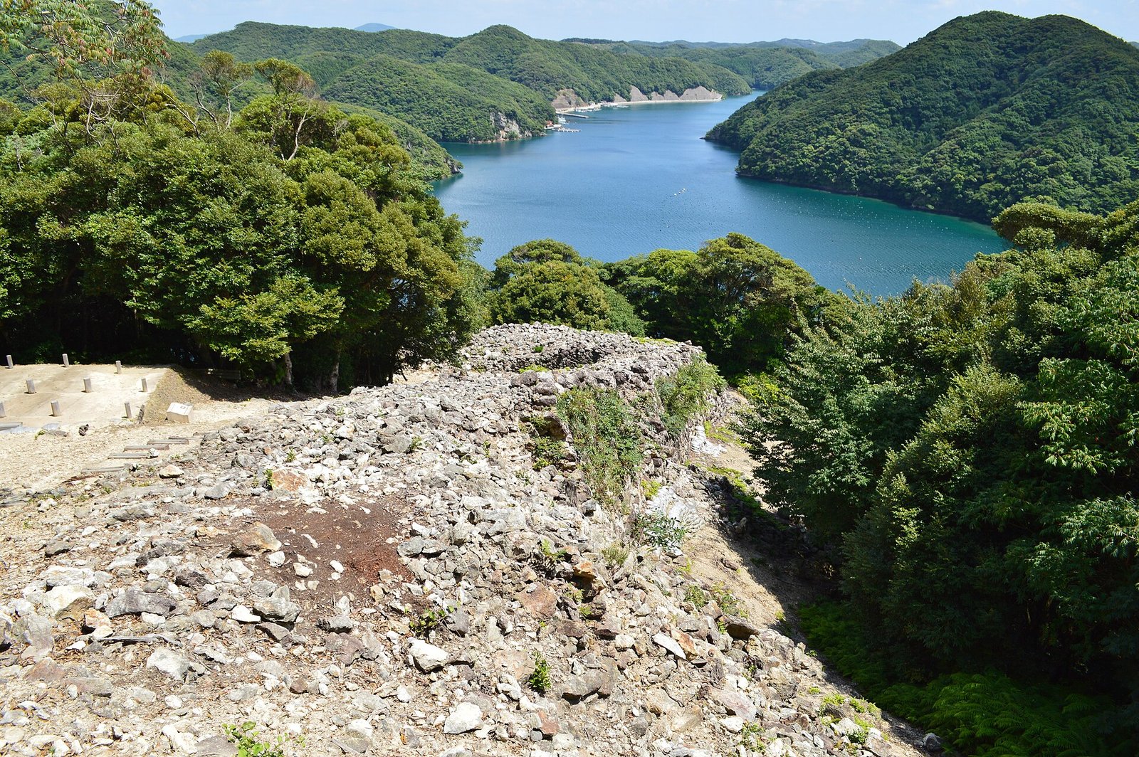 對馬金田城的石壘遺構，遠方是淺茅灣的里亞斯式海岸