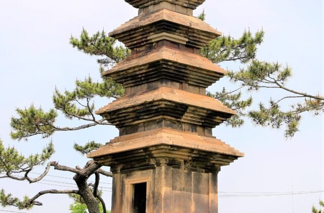 義城塔里里五層石塔，屋蓋石呈層階狀的模磚石塔