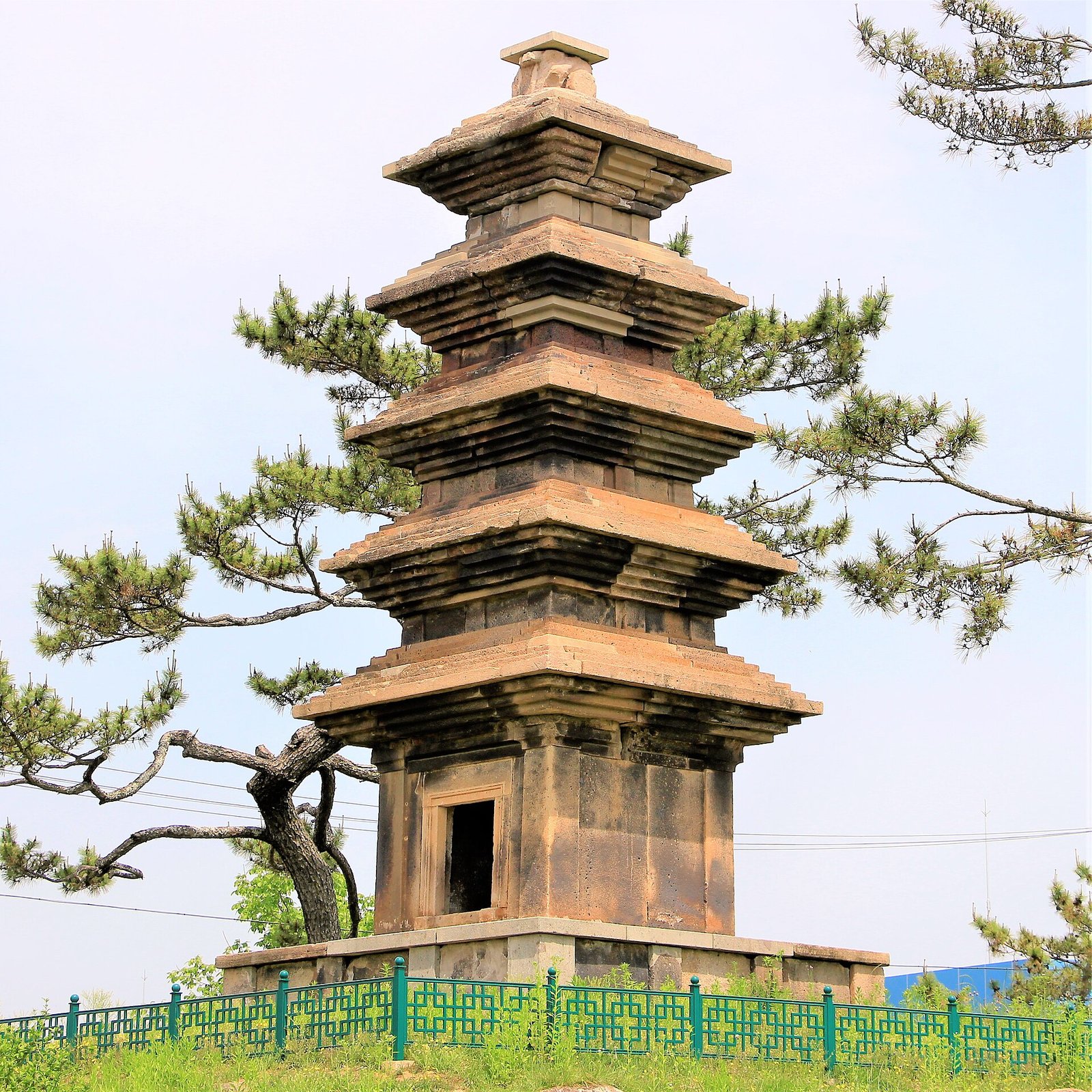 義城塔里里五層石塔，屋蓋石呈層階狀的模磚石塔