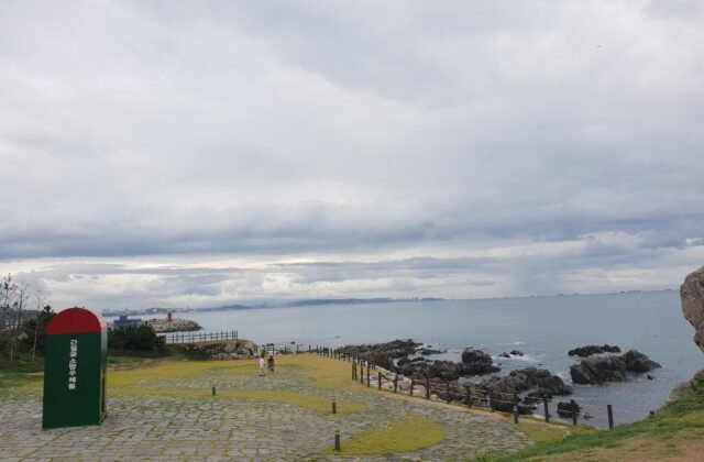 蔚州間絕串海角的紅色郵筒地標與東海岩岸燈塔