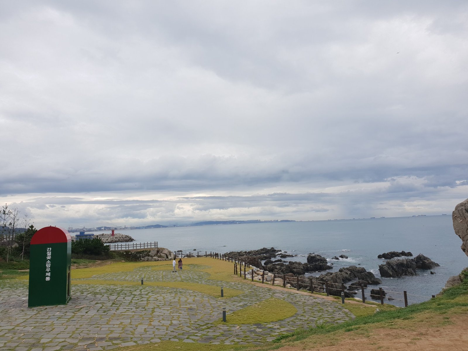 蔚州間絕串海角的紅色郵筒地標與東海岩岸燈塔