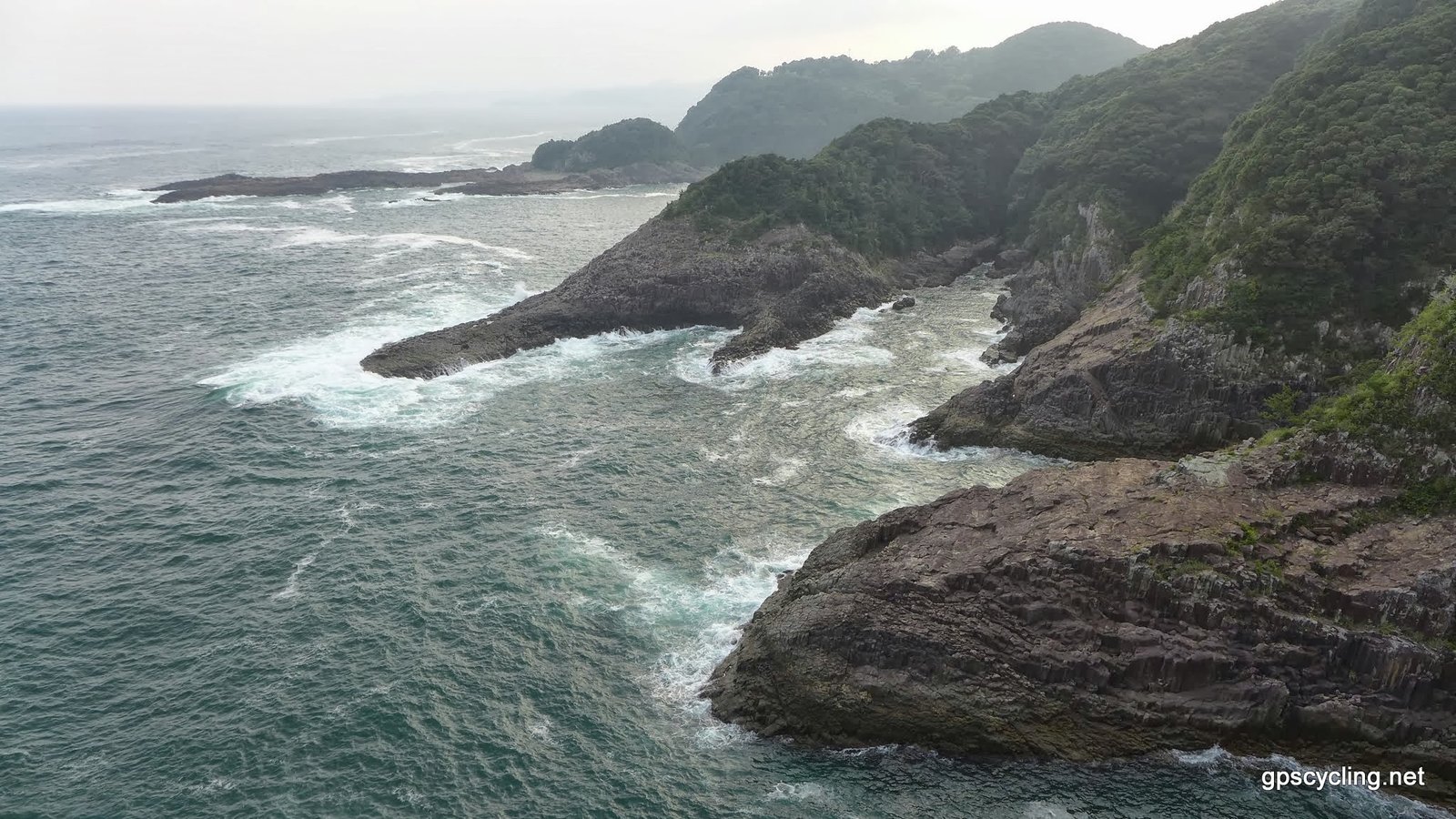 宮崎縣日向市日向岬馬ヶ背柱狀節理斷崖與日向灘海浪