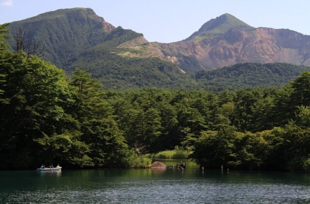 裏磐梯湖沼的水面與遠方磐梯山北側崩落後留下的火口壁