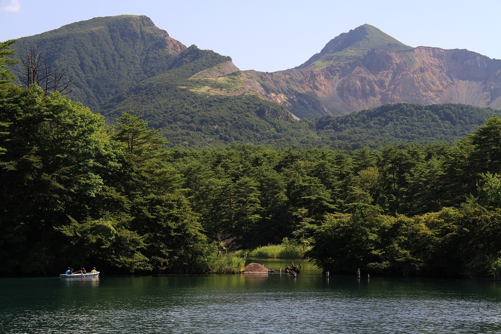 裏磐梯湖沼的水面與遠方磐梯山北側崩落後留下的火口壁