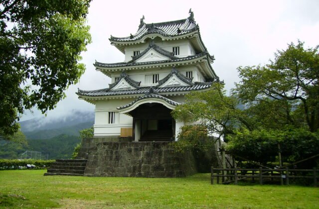 愛媛宇和島城白色現存三重天守立於綠意城山