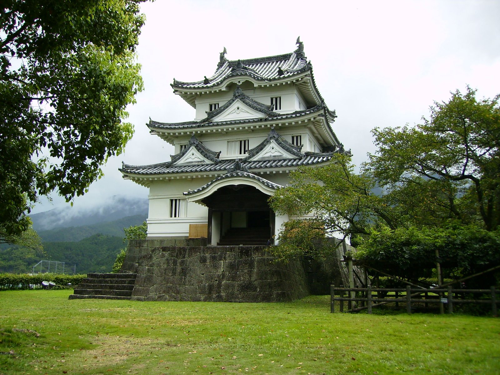 愛媛宇和島城白色現存三重天守立於綠意城山