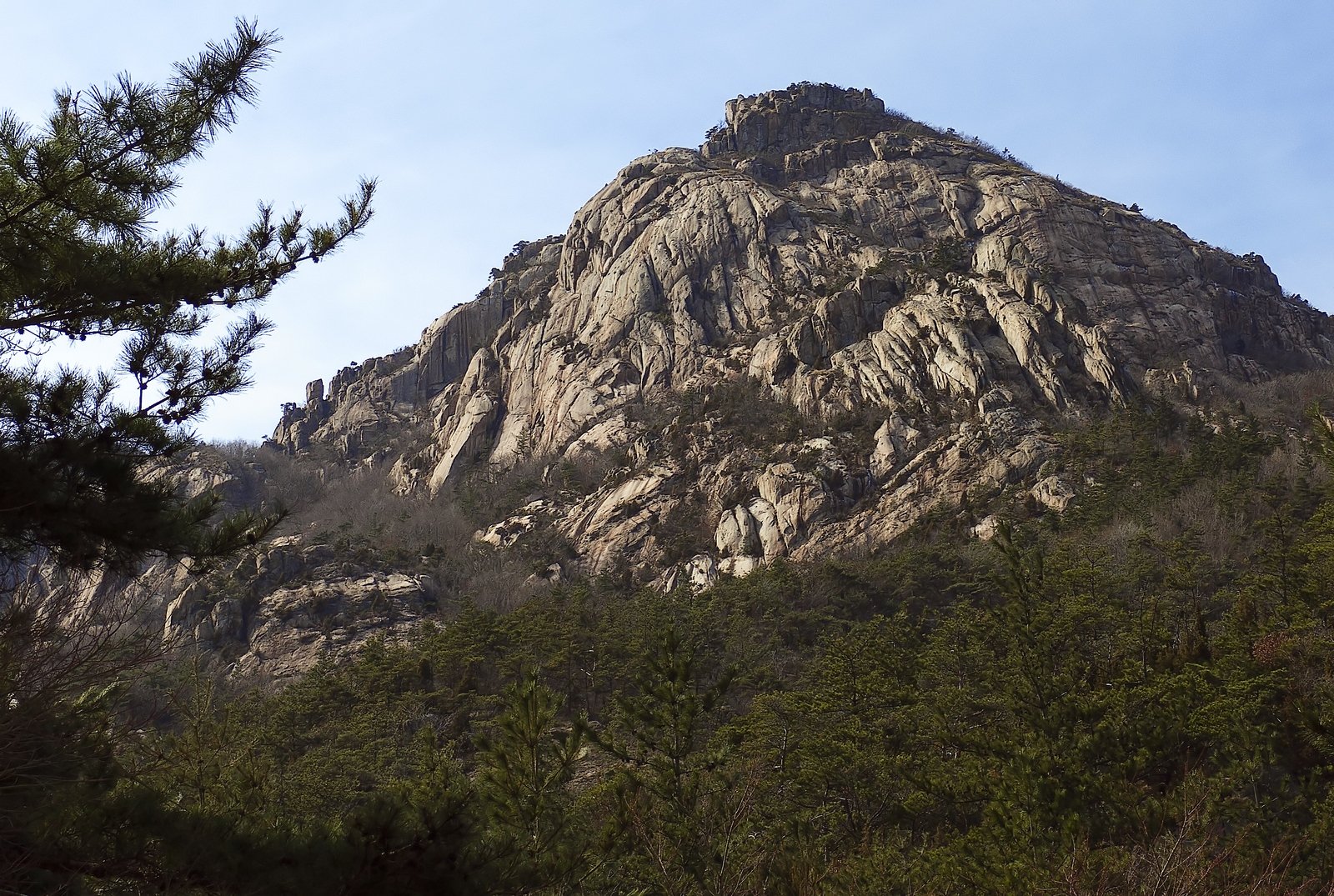 月出山奇岩怪石如屏風展開的山峰