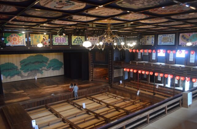 山鹿八千代座芝居小屋內部，彩繪天井廣告、紅燈籠、枡席與松羽目舞台