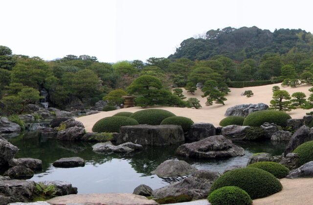 日本島根縣安來市足立美術館枯山水庭園白砂松樹與遠山借景