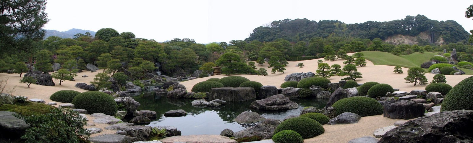 日本島根縣安來市足立美術館枯山水庭園白砂松樹與遠山借景