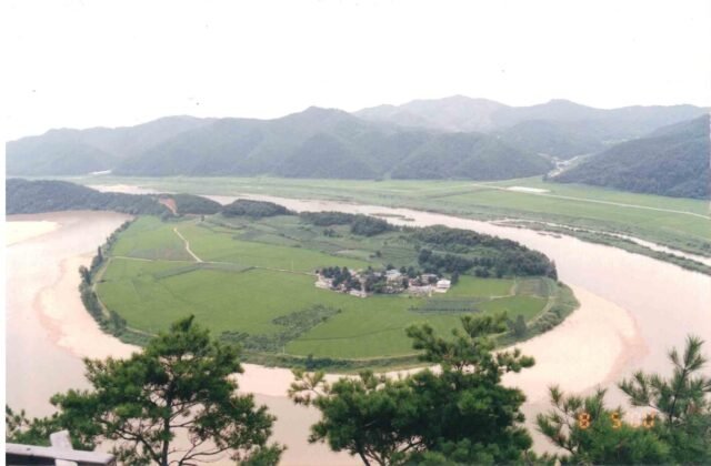 自回龍臺俯瞰醴泉回龍浦，內城川繞成一圈環抱村落與白沙灘