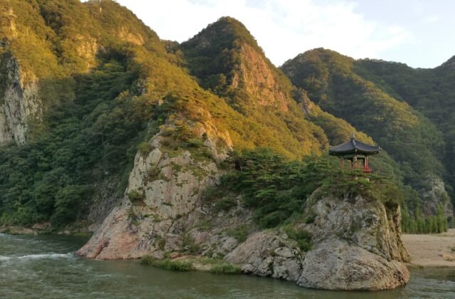 永同月留峰絕壁上的月留亭與初江川、韓天八景