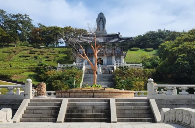 靈光法聖浦百濟佛教最初渡來地的山丘大佛與犍陀羅風建築