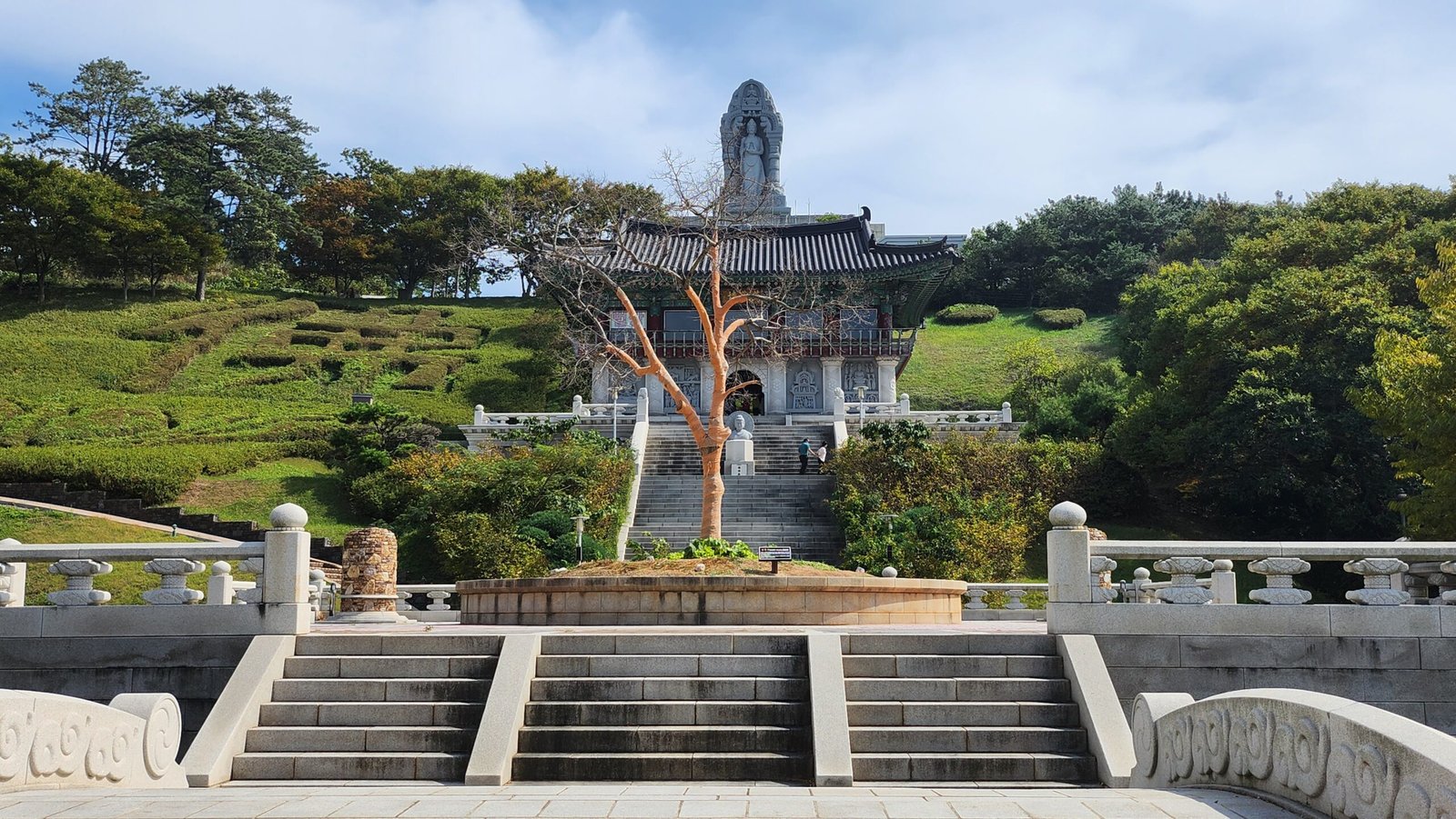 靈光法聖浦百濟佛教最初渡來地的山丘大佛與犍陀羅風建築