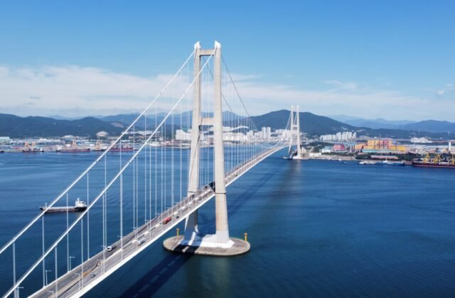 連接光陽與麗水的李舜臣大橋白色吊橋跨越海灣