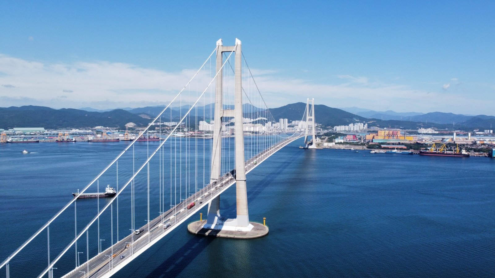 連接光陽與麗水的李舜臣大橋白色吊橋跨越海灣