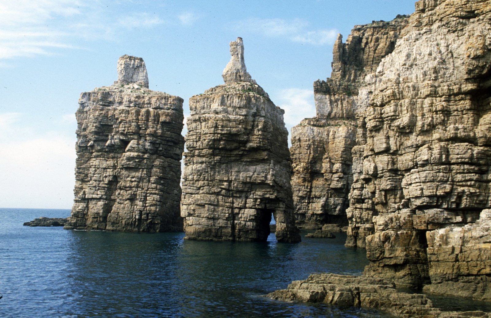 白翎島두무진海邊層層堆疊的巨大岩柱與海蝕拱門