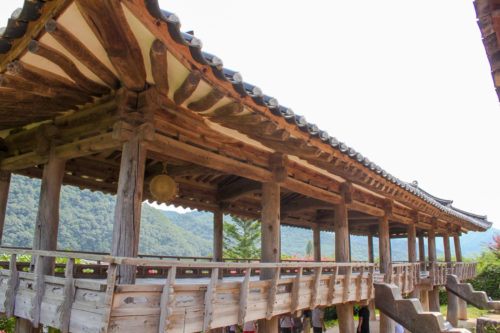 屏山書院萬對樓木造迴廊與遠山景致