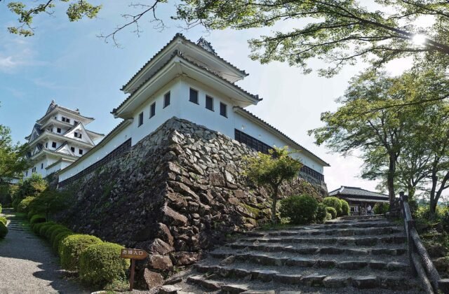 日本岐阜郡上八幡城石垣與模擬天守