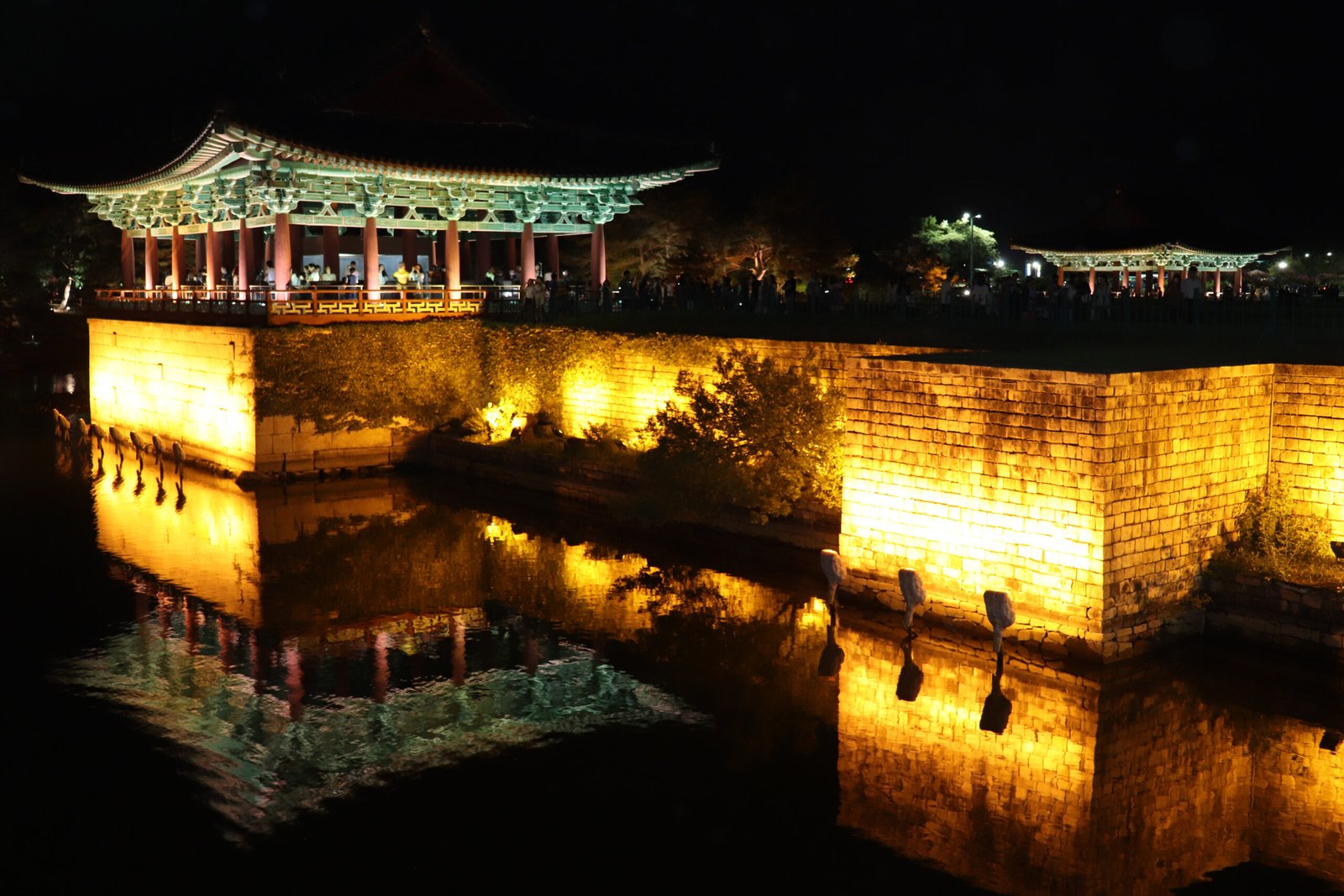 慶州東宮과月池（雁鴨池）夜景，臨水樓閣燈火倒映池面