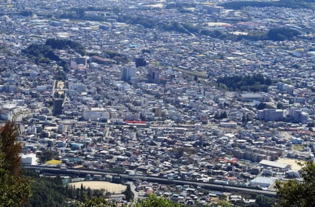 從風越山俯瞰飯田市街與天龍川谷地