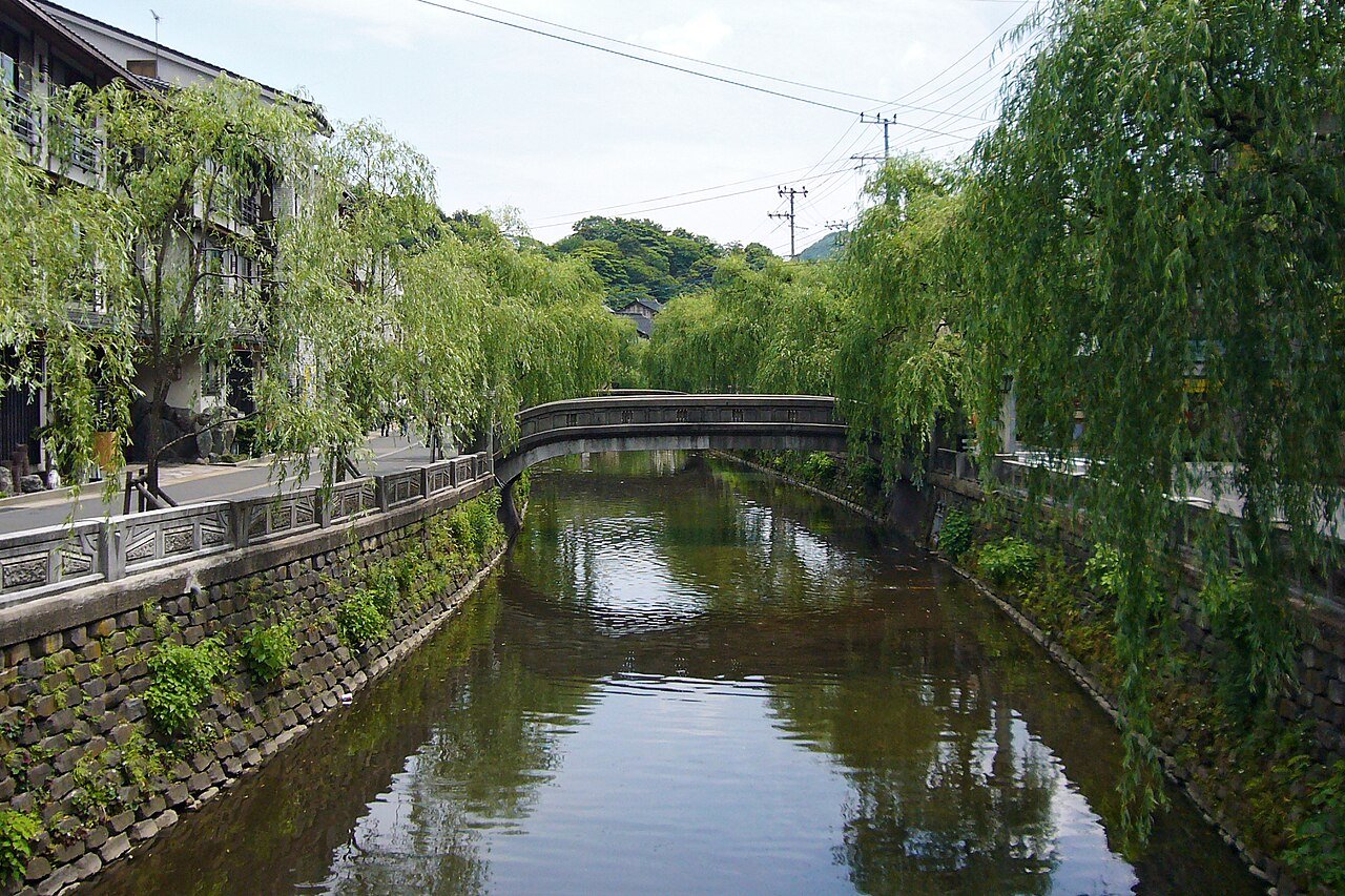 城崎溫泉大溪川楊柳並木與溫泉街景色