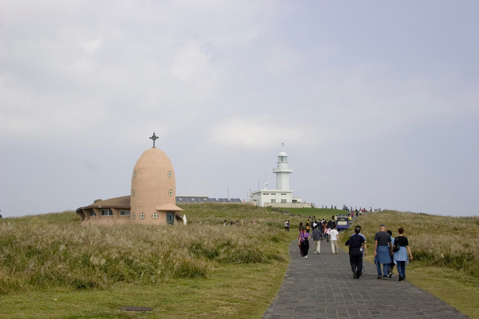 馬羅島草原上的蛋形天主教成堂與白色馬羅島燈塔