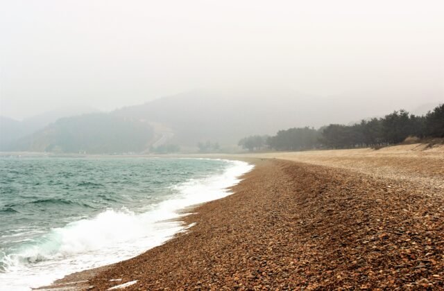 白翎島南浦里콩돌해변的礫石海灘與遠山