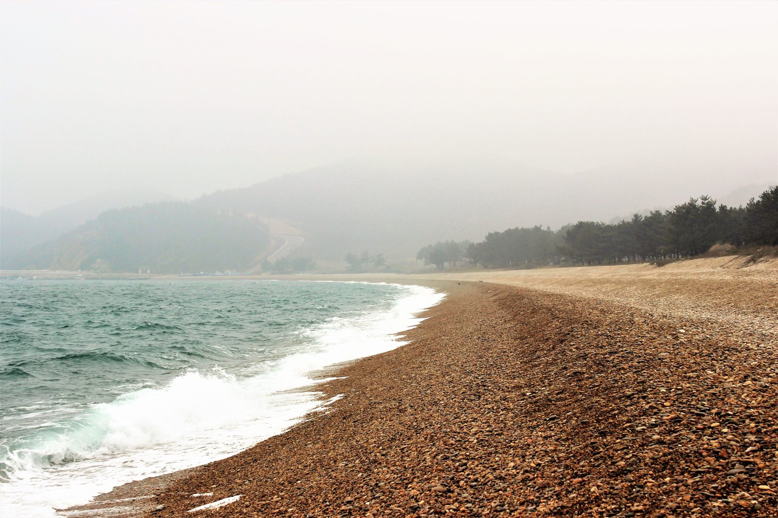 白翎島南浦里콩돌해변的礫石海灘與遠山