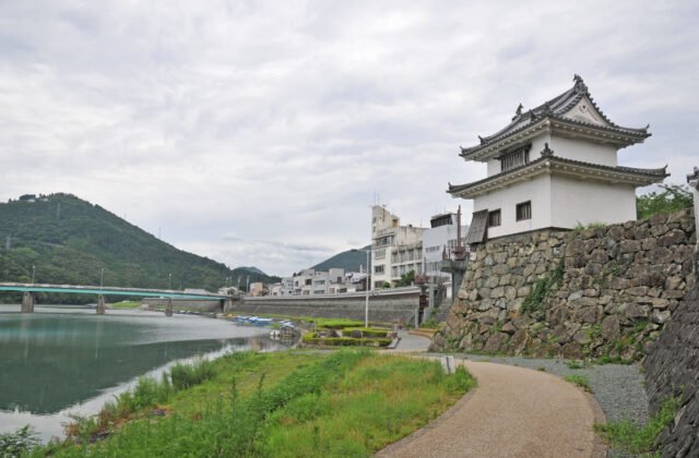 大洲城的櫓與肱川河畔景觀