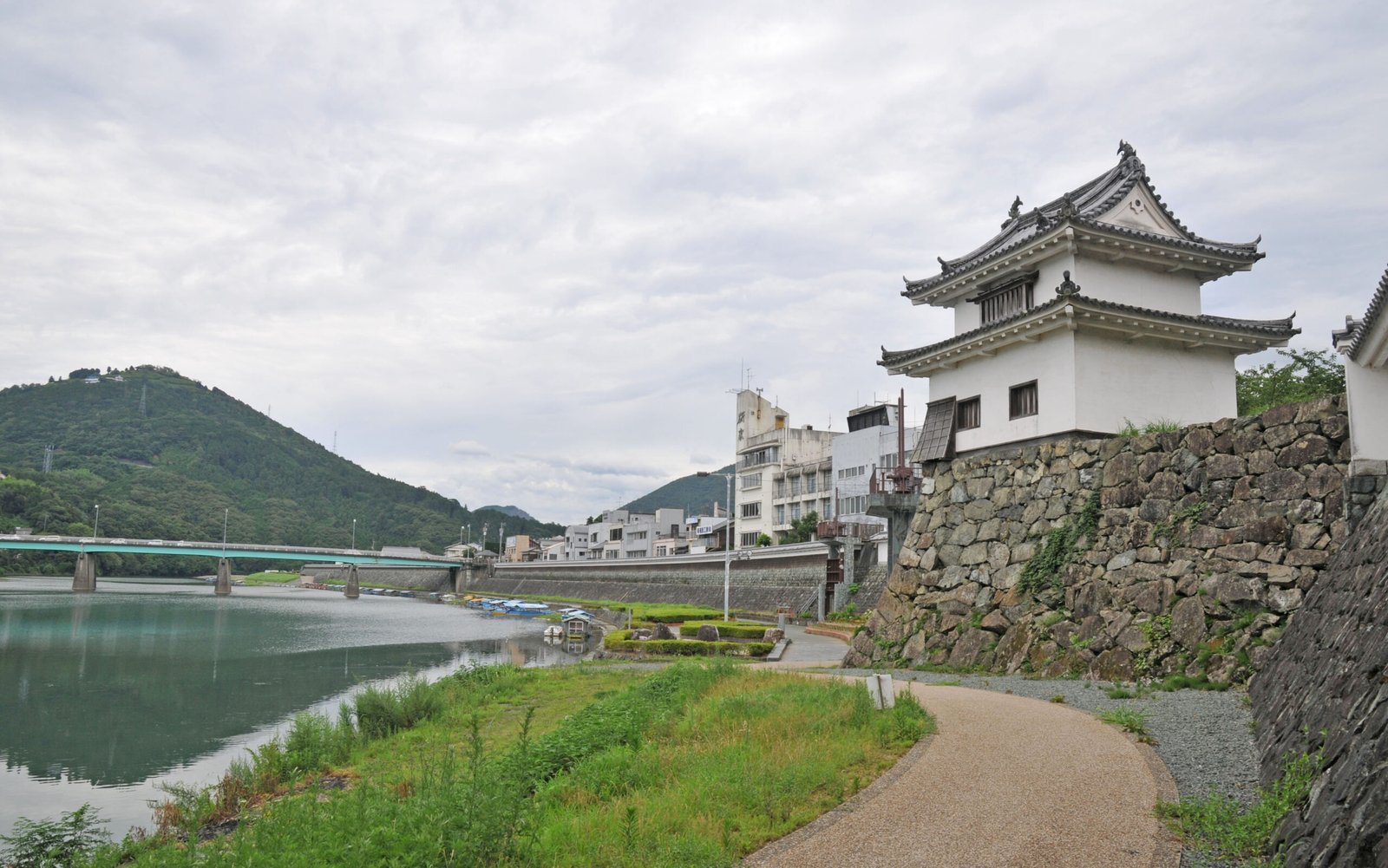 大洲城的櫓與肱川河畔景觀