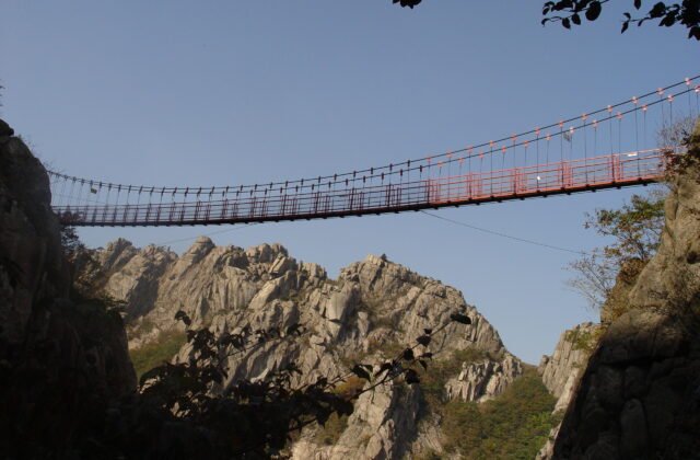 靈巖月出山國立公園구름다리雲橋橫跨花崗岩峰