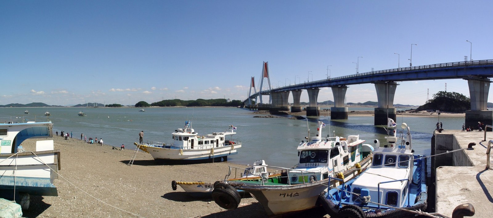連接仙才島與靈興島的靈興大橋橫跨西海