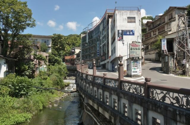 湯河原温泉 藤木川沿岸的老旅館街與河谷風景
