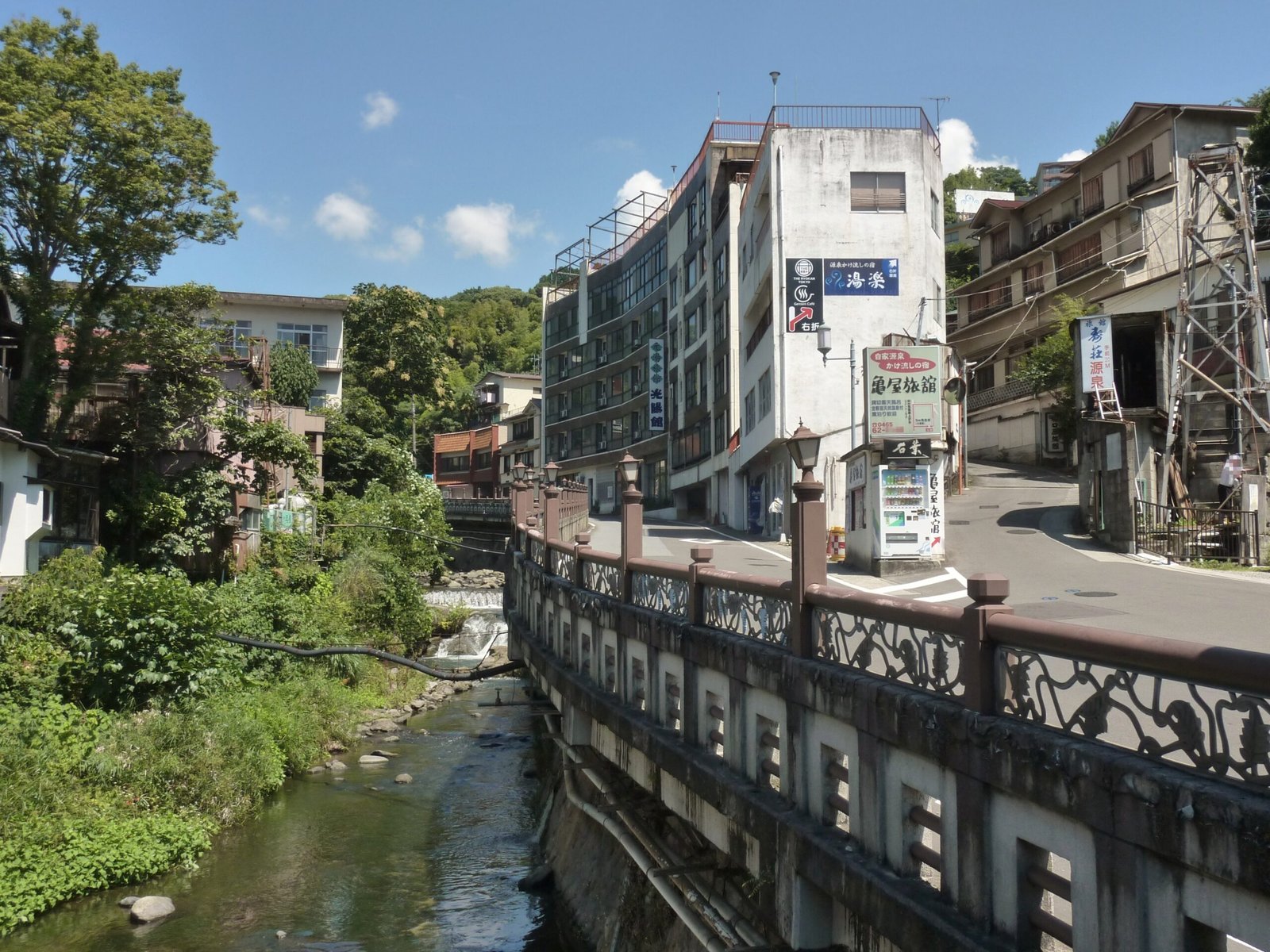 湯河原温泉 藤木川沿岸的老旅館街與河谷風景