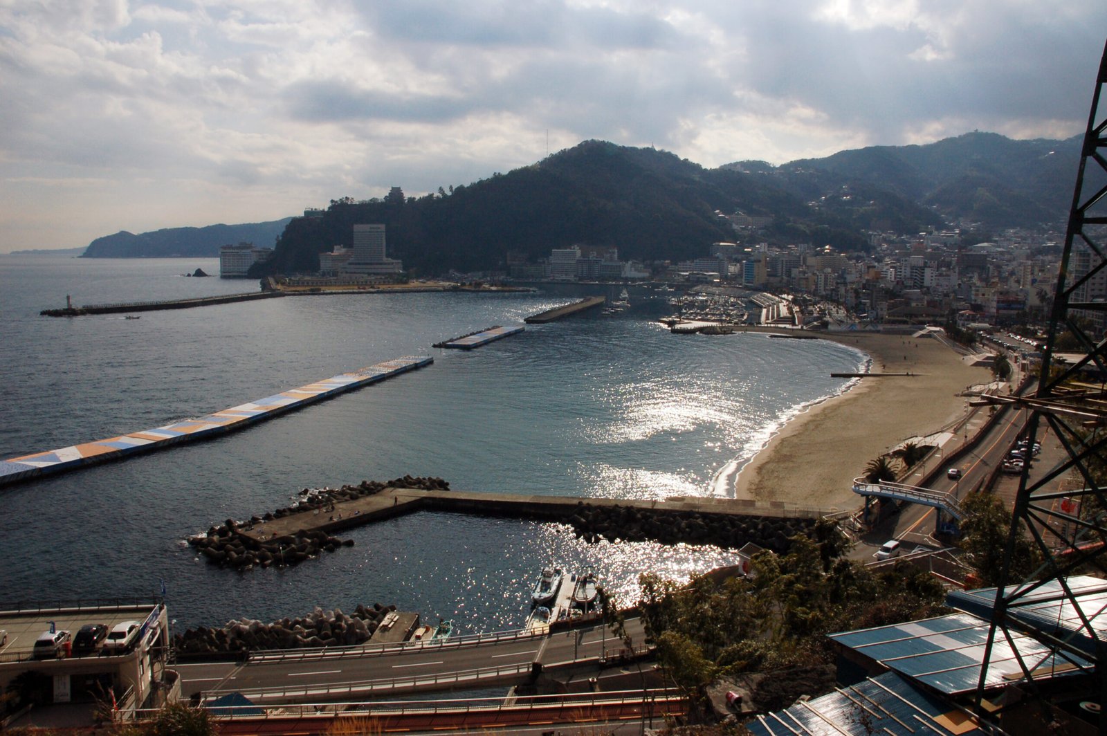 從高處俯瞰熱海灣、海灘與溫泉街