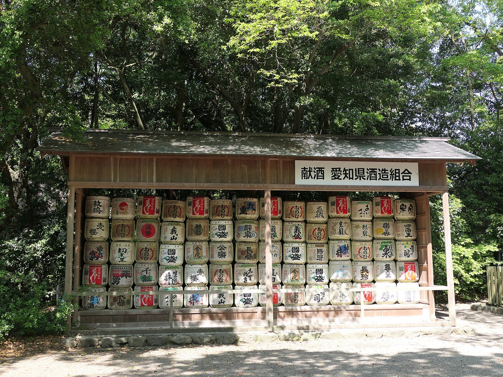 熱田神宮境內愛知縣酒造組合獻酒樽與參道綠蔭